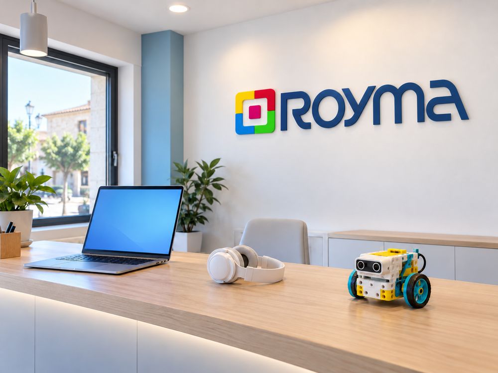 Mostrador de la tienda Royma Informática con un portátil, unos auriculares y un robot educativo